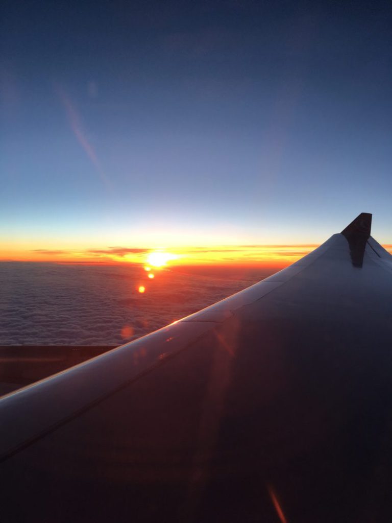 Закат под крылом самолета